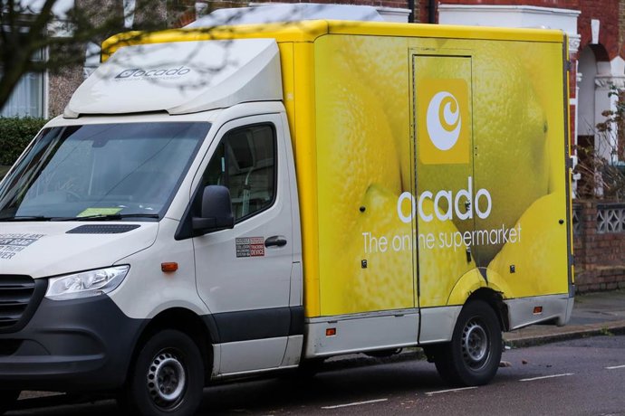 Archivo - Camión de Ocado en Londres (Reino Unido).