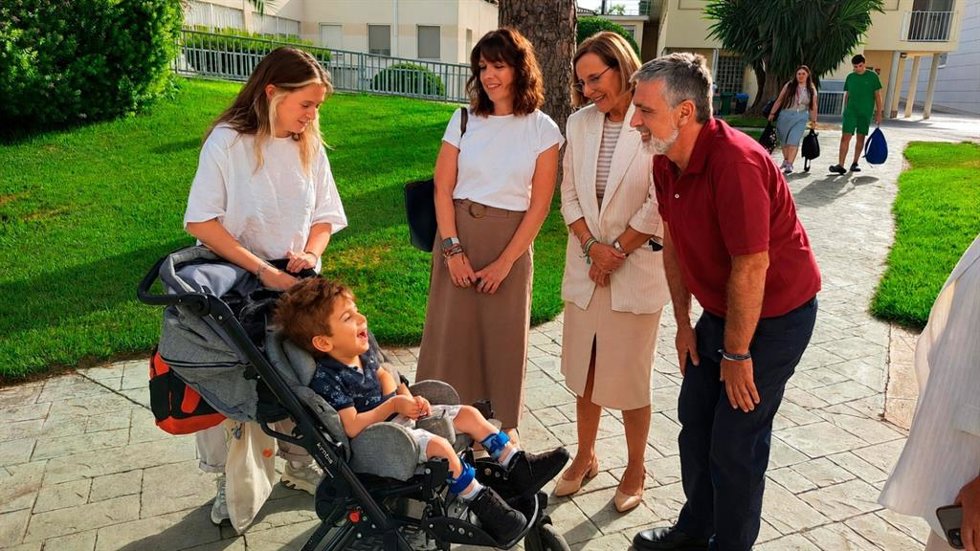 La delegada de Inclusión Social, Juventud, Familias e Igualdad de la Junta en Granada, Matilde Ortiz, visita el Centro Hospitalarias Fundación Purísima Concepción.
