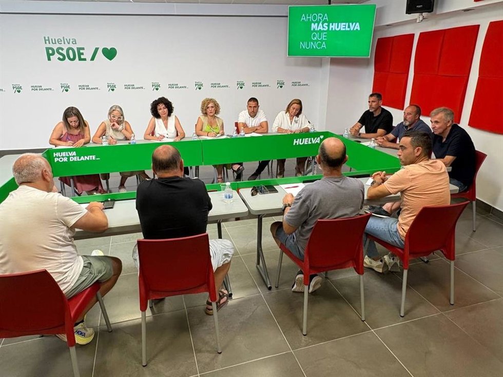 Reunión del PSOE con el comité de empresad el Infoca.