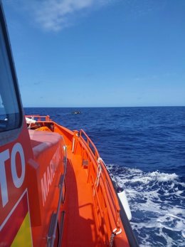 Salvamento Marítimo durante el rescate de una patera en una imagen de archivo