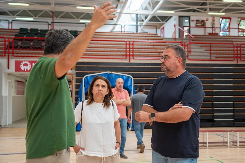 El alcalde de Mérida visita el pabellón deportivo Guadiana tras su reforma