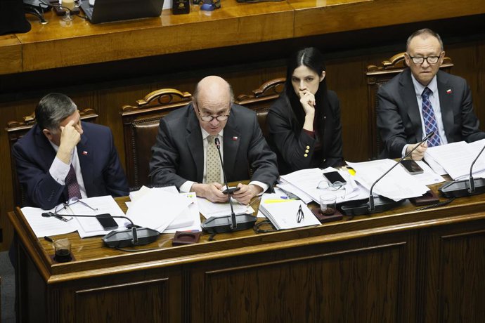 Valparaiso, 15 de julio 2026 El ministro de Hacienda, Jorge Quiroz, y el ministro del Interior, Claudio Alvarado, en la sesion del Senado durante votacion del proyecto de Reconstruccion Nacional Sebastian Cisternas/Aton Chile