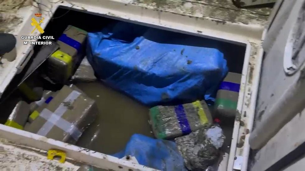 Parte de la droga incautada en una embarcación en el río Piedras (Huelva).