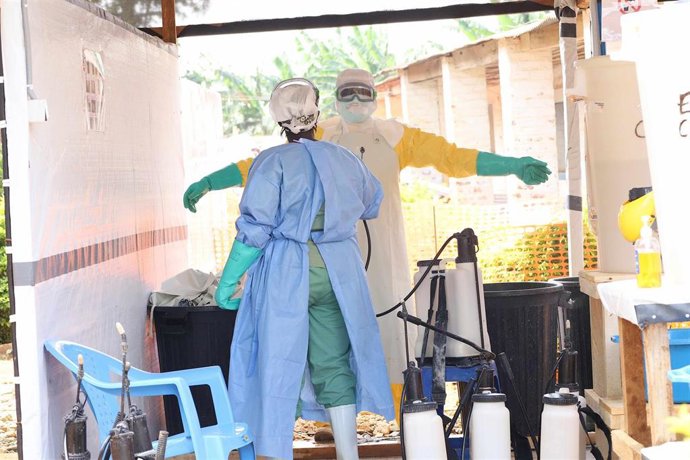 Fotografía de archivo de trabajadores médicos en un centro de tratamiento de ébola en Ituri, en el este de República Democrática del Congo (RDC)