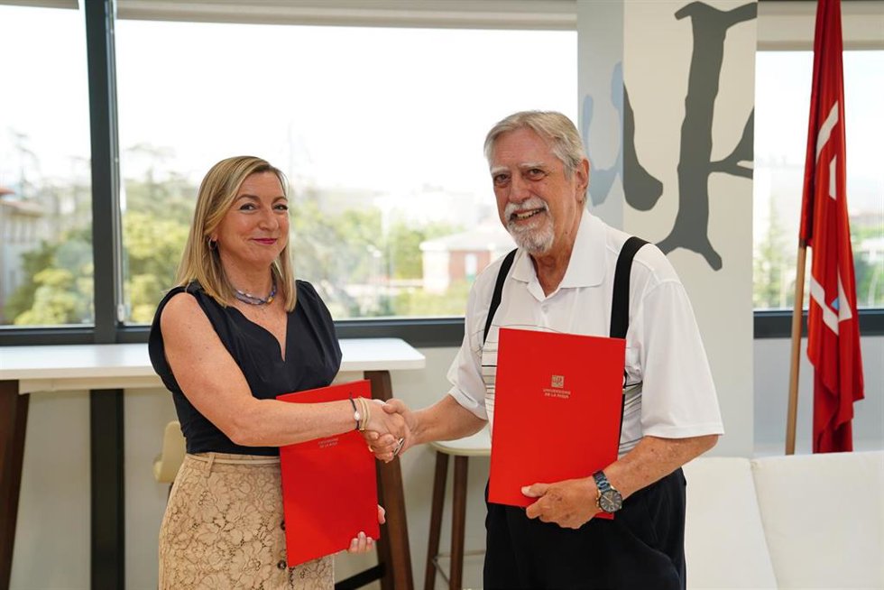 Eva Sanz y Manuel Celso Juárez, tras la firma del convenio de colaboración entre UR y COIIAR