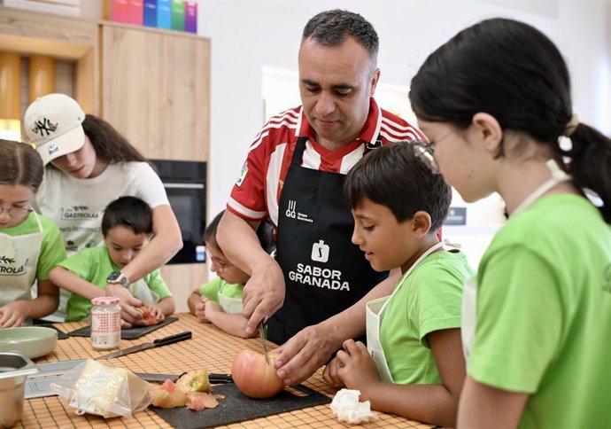 El presidente de la Diputación de Granada, Francis Rodríguez, junto a los participantes en el campamento infantil 'GastroLab'.