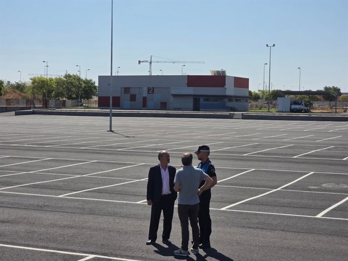 El concejal de Salud Pública y Seguridad Ciudadana, Alberto Cuadrado Toquero (izda) en su visita al depósito de vehículos de El Peral.