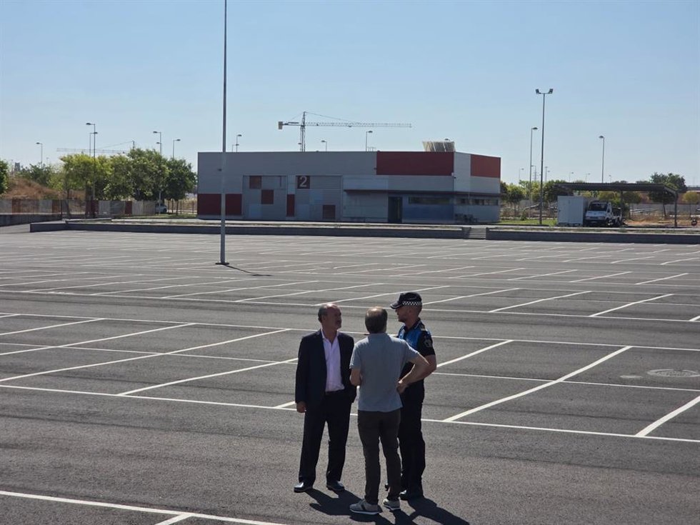 El concejal de Salud Pública y Seguridad Ciudadana, Alberto Cuadrado Toquero (izda) en su visita al depósito de vehículos de El Peral.