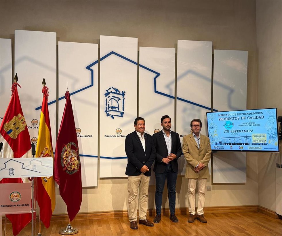 El Diputado de Empleo, Desarrollo Económico y Reto Demográfico, Roberto Migallón; el presidente de la Asociación de Emprendedores y Autónomos Rurales (AER), Jorge Vijuesca; y el alcalde de Viana de Cega, Alberto Collantes.