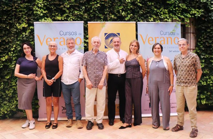 Los directores del curso 'El monólogo, elemento esencial del verso clásico. La voz hablada, la voz cantada' , Eugenio Jiménez y Roberto Quintana, junto al alumnado en la sede de la Universidad Pablo de Olavide en Carmona