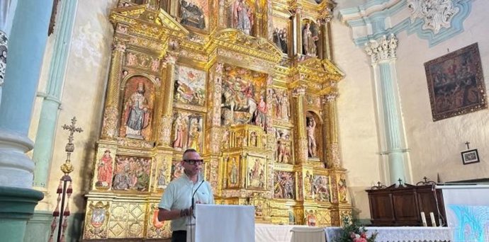 El director general de Cultura del Gobierno de Aragón, Pedro Olloqui, durante la presentación del retablo restaurado.