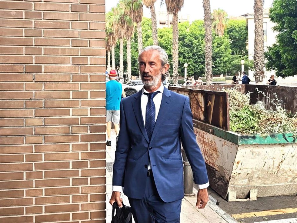El vicesecretario del Ayuntamiento de Alicante, Germán Pascual, a su llegada este jueves a los juzgados para declarar como testigo en la instrucción del caso Les Naus