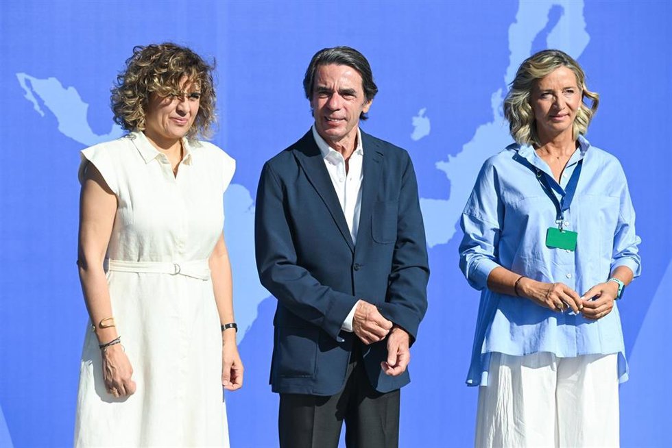 El expresidente del Gobierno, José María Aznar, junto a la secretaria general del PPE, Dolors Montserrat, durante la segunda jornada del EPP Libertas Fórum, en el Hotel Eurostars Madrid Tower, a 16 de julio de 2026, en Madrid (España). 