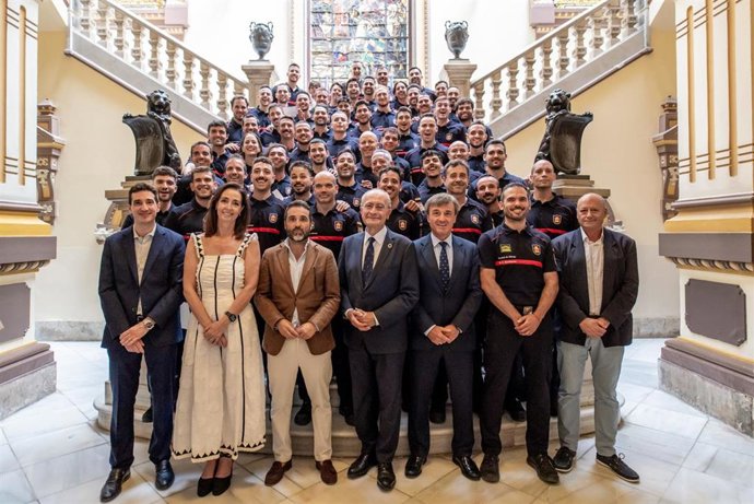 El equipo de Gobierno del Ayuntamiento junto a los nuevos funcionarios incorporados.