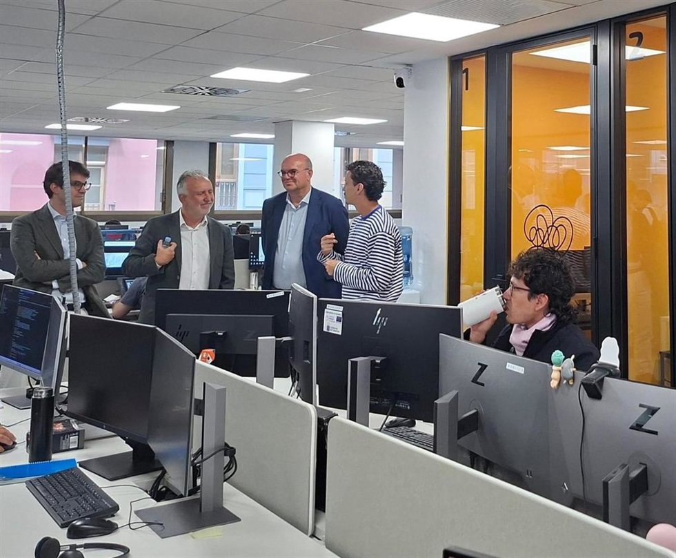 El ministro de Política Territorial, Ángel Víctor Torres, durante su visita a Amuse
