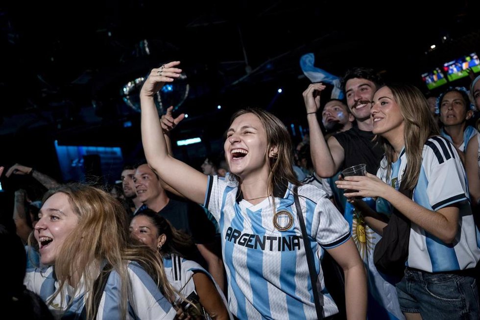 Aficionados de la Selección Argentina durante el partido de semifinales del Mundial de fútbol 2026 entre Argentina e Inglaterra.