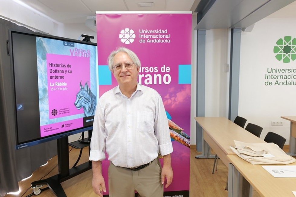 El escritor e historiador Andrés Nadal en su ponencia del curso de verano de la UNIA