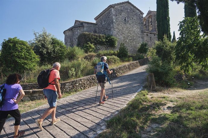 Archivo - Senderistas en la Via Blava Anoia (Barcelon) en su paso por Santa Margarida de Montbui.