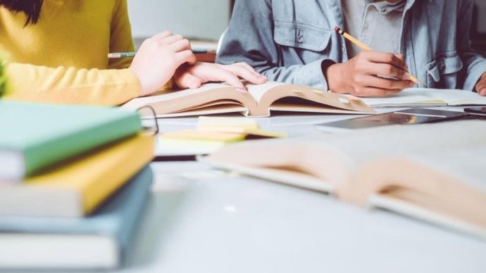 Imagen de archivo de personas estudiando.
