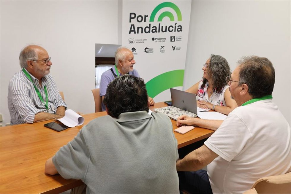 La diputada autonómica de Por Andalucía Rosa Rodríguez ha mantenido una reunión con la Federación de Organizaciones Andaluzas de Mayores