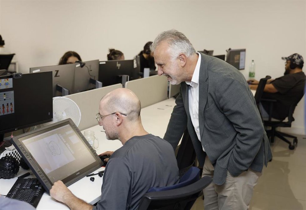 El ministro de Política Territorial, Ángel Víctor Torres, viendo cómo trabajan en Amuse, una empresa de animación de Las Palmas de Gran Canaria