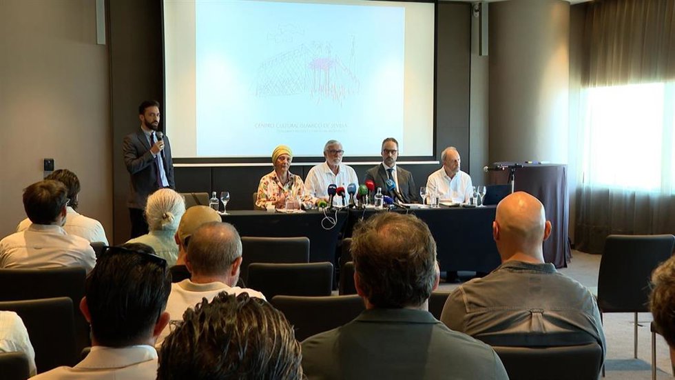 Responsables de la Fundación Mezquita, junto al arquitecto Guillermo Vázquez Consuegra, en la rueda de prensa ofrecida en Torre Sevilla para informar acerca del centro cultural islámico del Polígono Sur