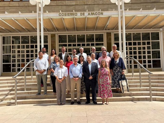 Foto de familia con las autoridades y los 15 alcaldes que integran la Asociación de Pueblos Bonitos de España en Aragón.