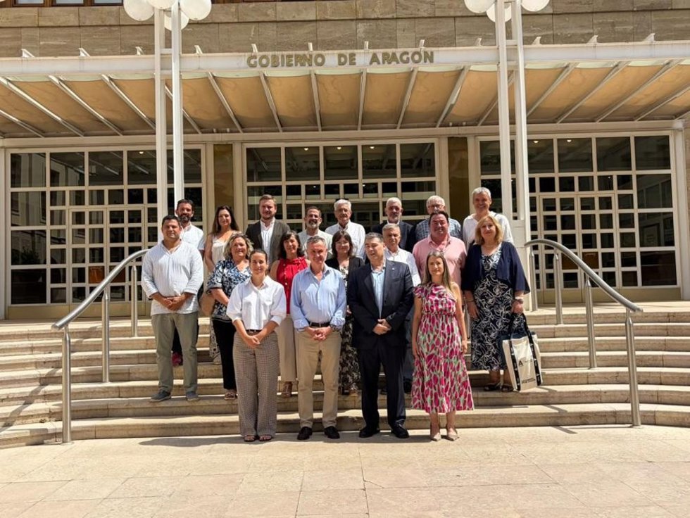 Foto de familia con las autoridades y los 15 alcaldes que integran la Asociación de Pueblos Bonitos de España en Aragón.