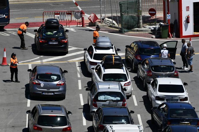 Archivo - Varios coches hacen cola en la zona de embolsamiento de Loma Colmenar para pasar por la frontera de Ceuta a Marruecos en coche, a 26 de junio de 2022, en Ceuta, (España). Con la llegada de las vacaciones, se inicia la Operación Paso del Estrecho