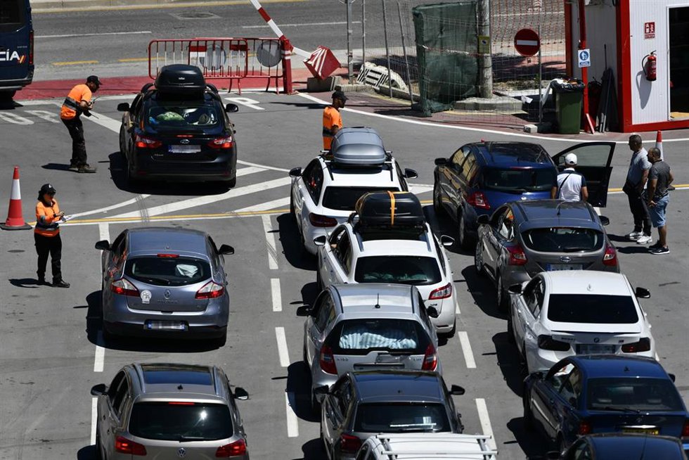 Archivo - Varios coches hacen cola en la zona de embolsamiento de Loma Colmenar para pasar por la frontera de Ceuta a Marruecos en coche, a 26 de junio de 2022, en Ceuta, (España). Con la llegada de las vacaciones, se inicia la Operación Paso del Estrecho