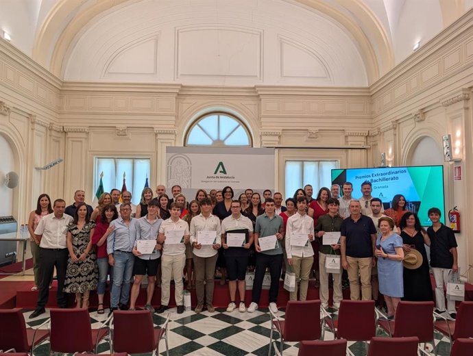 La delegada de Desarrollo Educativo y Formación Profesional de la Junta en Granada, María José Martín, ha presidido el acto de entrega de los Premios Extraordinarios de Bachillerato.