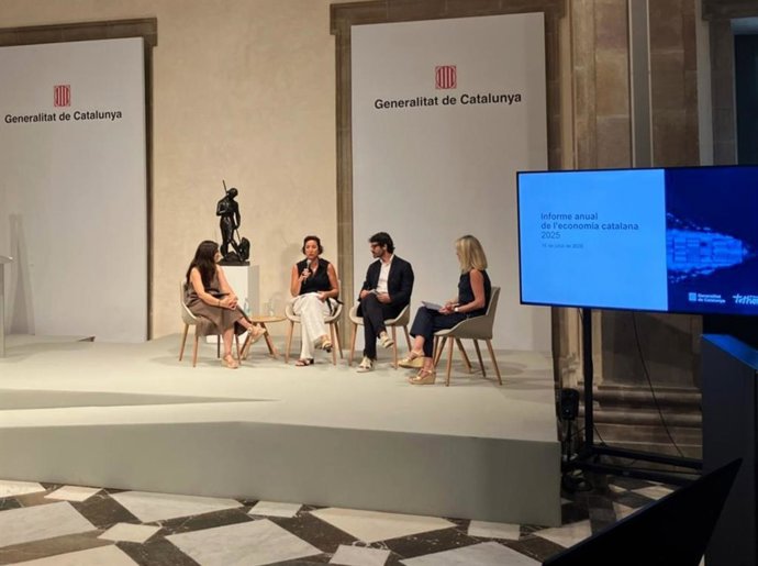 La consellera de Economía y Finanzas, Alícia Romero; la miembro del Consell Assessor per la Productivitat i el Lideratge Econòmic de Catalunya Jennifer Ruiz-Valenzuela y el catedrátio Ignasi Beltran de Heredia