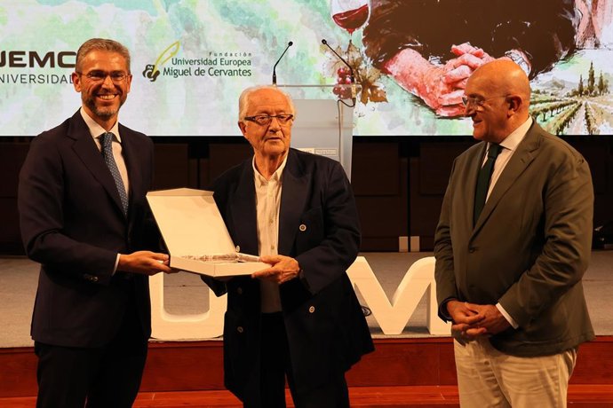 El consejero delegado de la UEMC y vicepresidente de su Fundación, Jesús Zarzuela, y alcalde de Valladolid, Jesús Julio Carnero, entregan el Premio Fundación UEMC 2026 a 'Toda una vida dedicada al vino' a José Peñín.