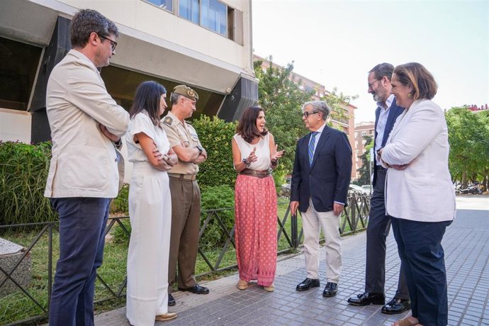 La consejera de Empleo, Empresa y Trabajo Autónomo, Rocío Blanco (centro), junto al presidente de Diputación, Salvador Fuentes, en su visita para informar sobre el Punto de Información del SAE sobre la Base Logística.