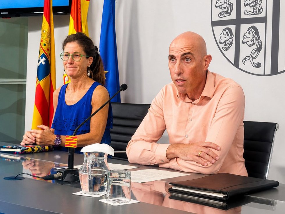 El director general de Transprtes, David Sánchez Fraile, ha comparecido ante los medios de comunicación, ARAjunto a la directora de la Fundación Transpirenaica, Cristina García.