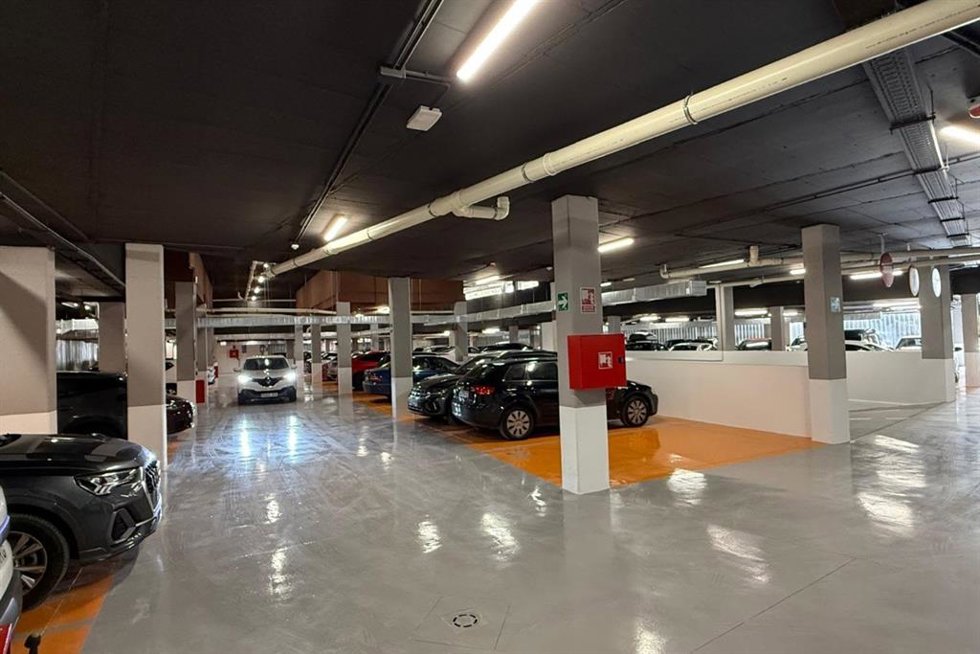 Coches estacionaos en el aparcamiento Pintores Paisajistas de Alcalá de Guadaíra (Sevilla).