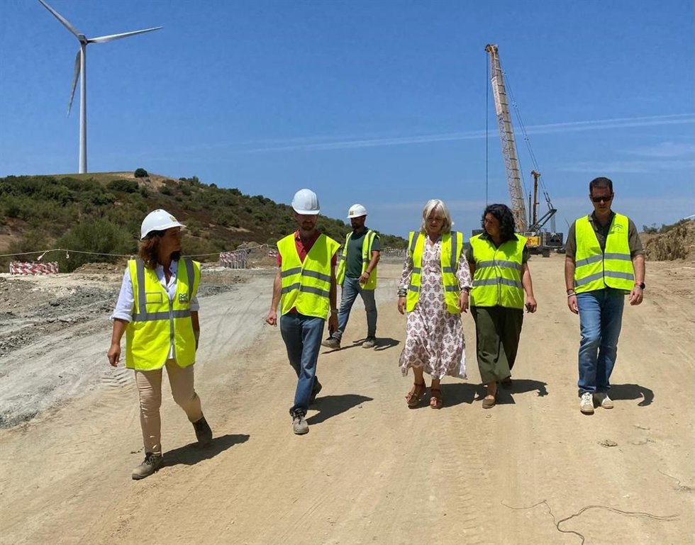 Mercedes Colombo y Carmen Sánchez en las obras de la A-381.