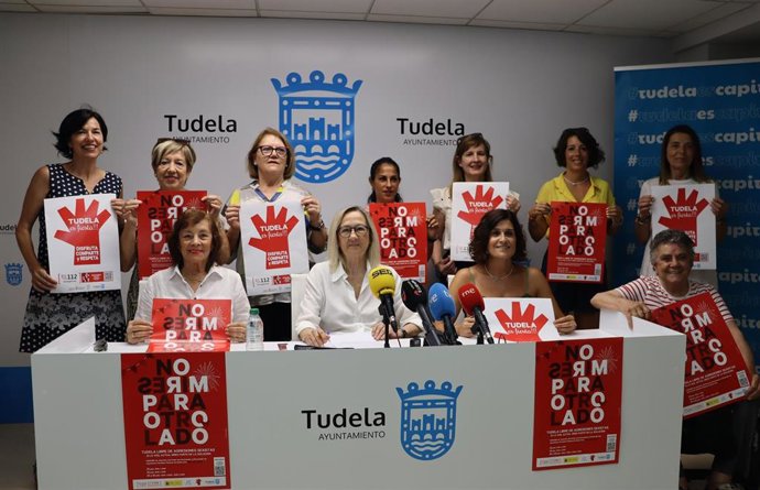 La concejala de Bienestar Social, Mujer e Igualdad de Tudela, Anichu Agüera, acompañada por integrantes del Consejo Municipal por la Igualdad, presenta la campaña de prevención de agresiones sexistas para las fiestas de Santa Ana 2026.