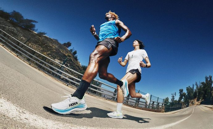 Hoka presenta la zapatilla Clifton 11, con un diseño renovado y mejoras en ajuste y transpirabilidad.