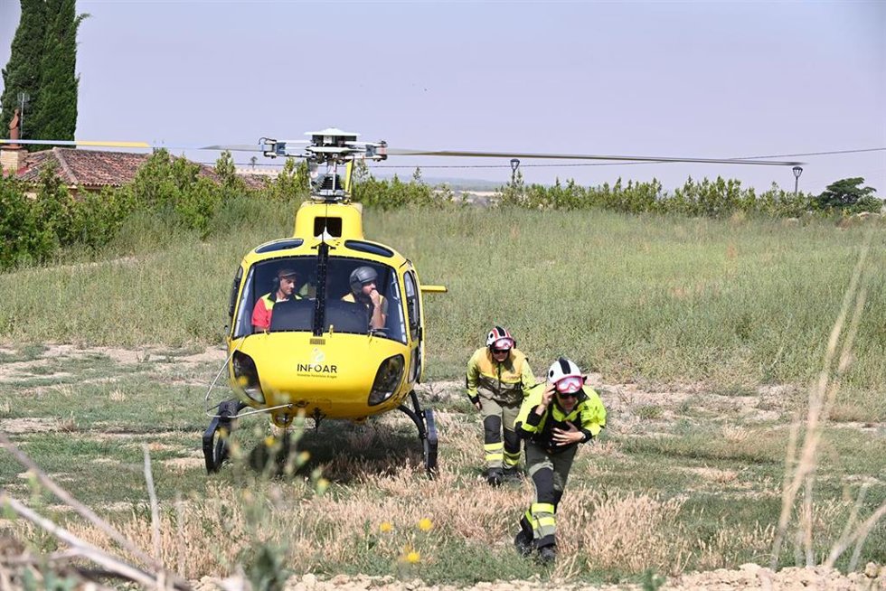 Un helicóptero trabaja en el incendio de Orés 