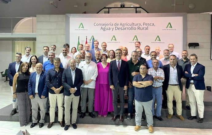 Representantes institucionales y de comunidades de regantes durante la firma de los convenios para la modernización de regadíos en Andalucía.