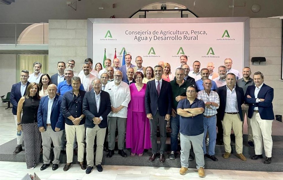 Representantes institucionales y de comunidades de regantes durante la firma de los convenios para la modernización de regadíos en Andalucía.