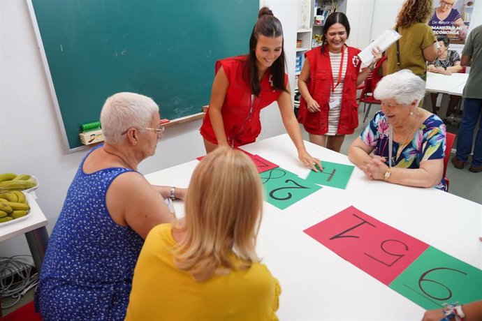 Participantes en el encuentro intergeneracional organizado por Cruz Roja.