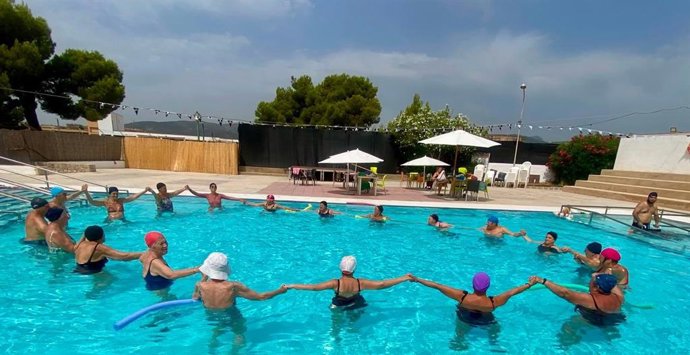 El IMAS organiza este verano actividades terapéuticas y comunitarias en la piscina de la Llar d'Ancians.