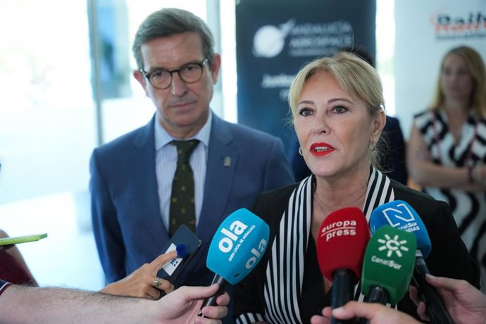 La vicepresidenta tercera, consejera de Economía, Hacienda y Fondos Europeos y portavoz del Gobierno andaluz, Carolina España, atiende a los medios tras la constitución de la Alianza Andaluza de la Industria de Defensa. A 16 de julio de 2026 en Sevilla (A