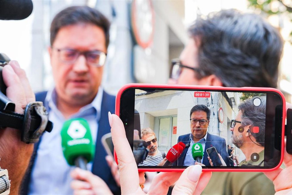 El ministro para la Transformación Digital y de la Función Pública, Óscar López, atiende a los medios de comunicación durante la clausura del curso 'Derechos humanos y sindicalismo ante la ola reaccionaria', en el marco de los Cursos de Verano de la UCM, 