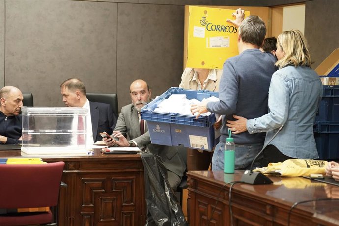 Archivo - Varias personas durante el recuento del voto CERA en el Palacio de Justicia de Bilbao, a 26 de abril de 2024, en Bilbao, Vizcaya, País Vasco (España). 