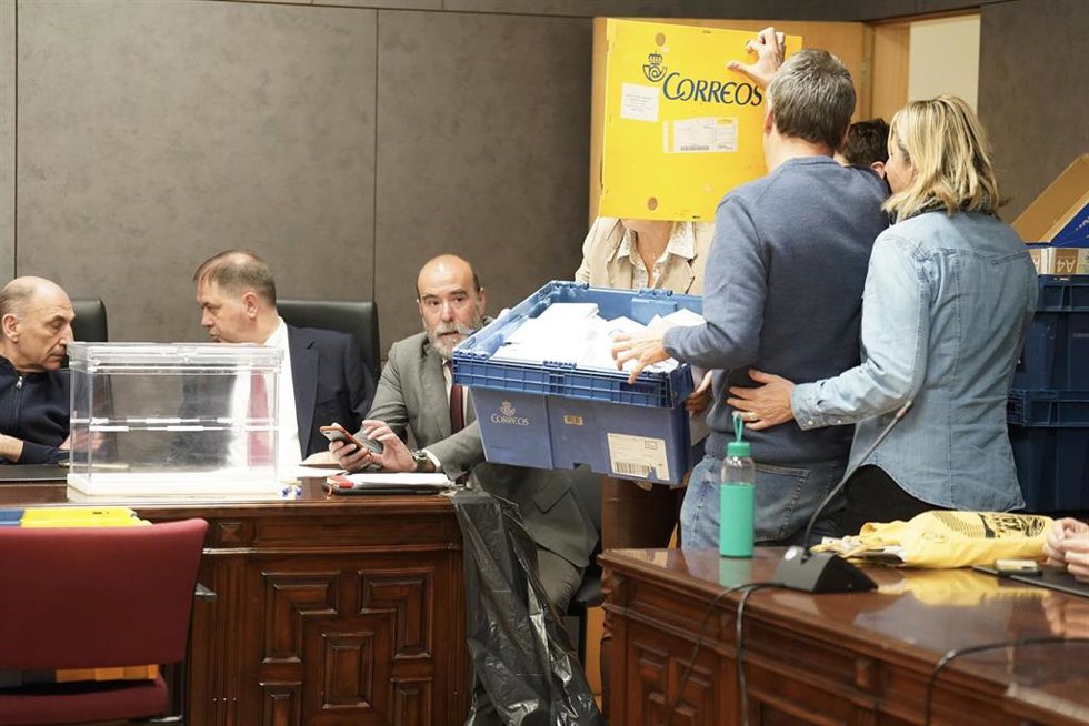 Archivo - Varias personas durante el recuento del voto CERA en el Palacio de Justicia de Bilbao, a 26 de abril de 2024, en Bilbao, Vizcaya, País Vasco (España). 