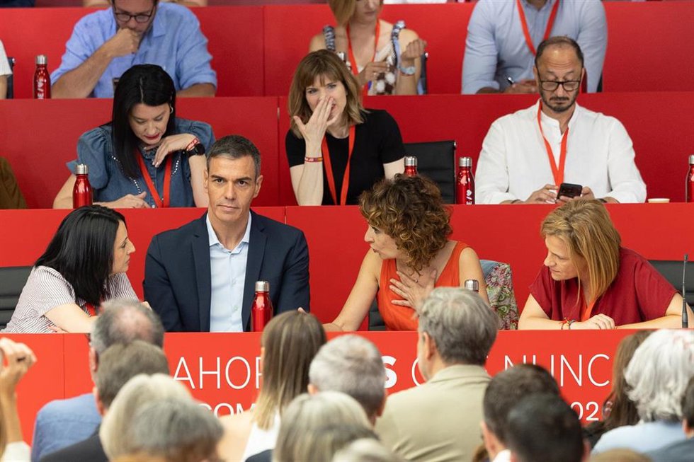 El presidente del Gobierno Pedro Sánchez, la vicesecretaria general, María Jesús Montero (2d), la secretaria de organización, Rebeca Torró Soler.