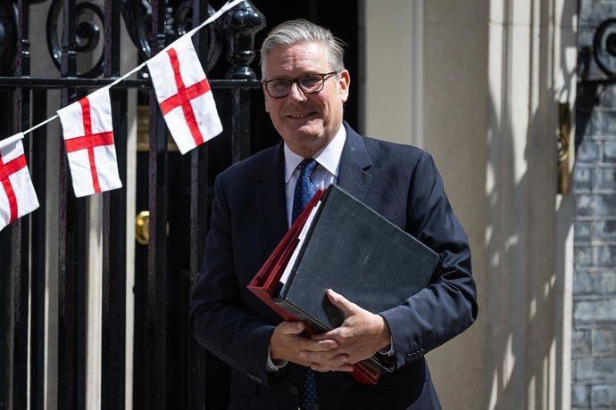 15 de julho de 2026, Londres, Reino Unido: O primeiro-ministro KEIR STARMER foi visto saindo do número 10 de Downing Street a caminho do Parlamento para participar de sua última sessão de Perguntas ao Primeiro-Ministro. Starmer renunciará formalmente ao c